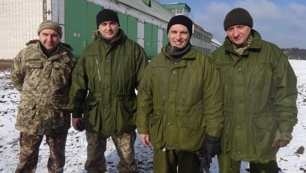 Руслан Кошулинский (второй справа) на военном полигоне