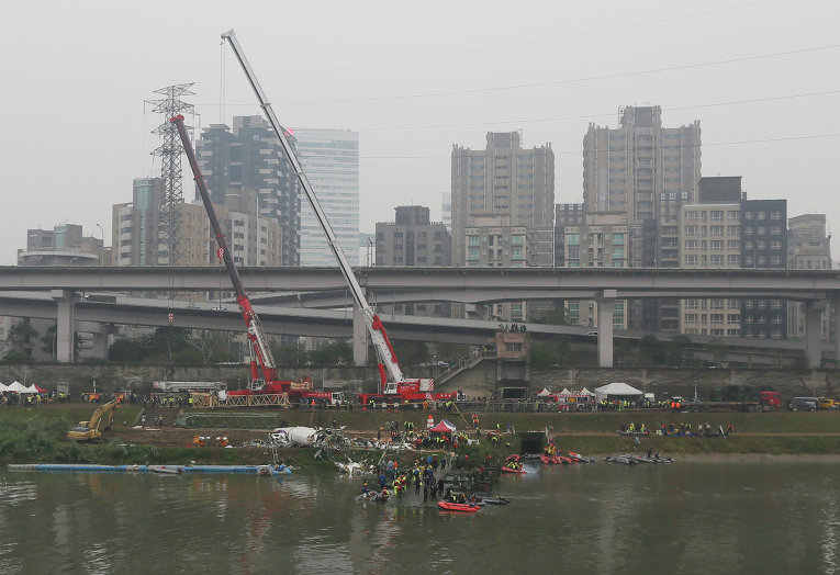 Спасательная операция на месте крушения TransAsia Airways в Тайване