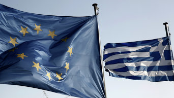 Флаги Евросоюза и Греции