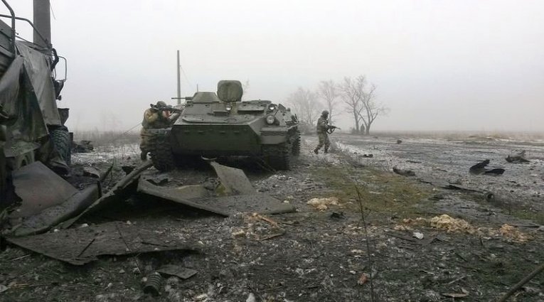 Украинский военный на месте уничтоженной техники ополченцев