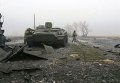 Украинский военный на месте уничтоженной техники ополченцев