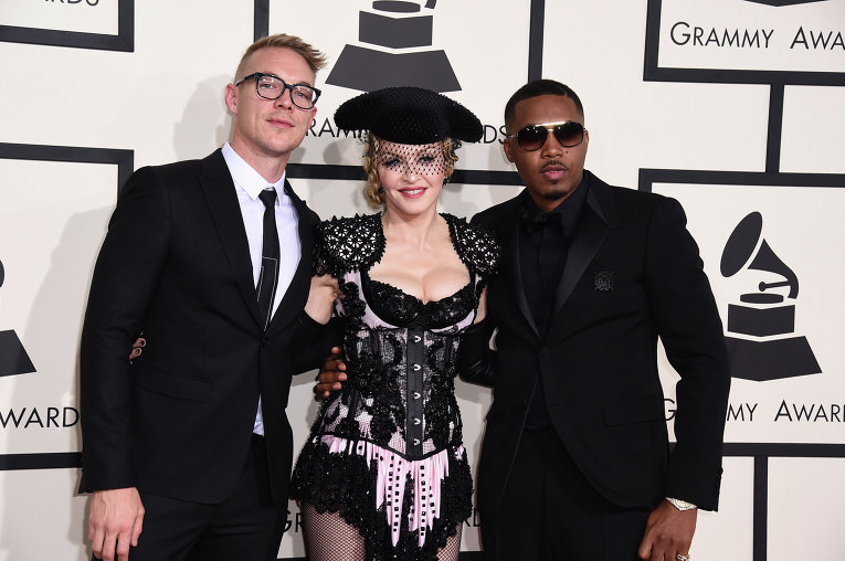 Саундпродюссер Дипло (слева), Мадонна и рэпер Nas на 57-ой церемонии вручения премии академии звукозаписи США Грэмми