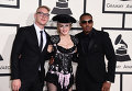 Саундпродюссер Дипло (слева), Мадонна и рэпер Nas на 57-ой церемонии вручения премии академии звукозаписи США Грэмми