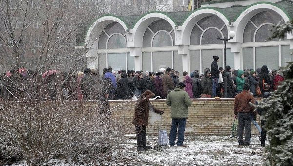 Очередь за гуманитарной помощью в Донецке
