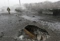 Пожарный на месте обстрела в Донецке