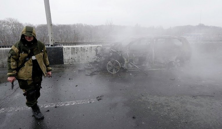 На месте обстрела в Донецке: сгоревший автомобиль