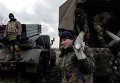 Украинские военные разгружают снаряды для РСЗО Град