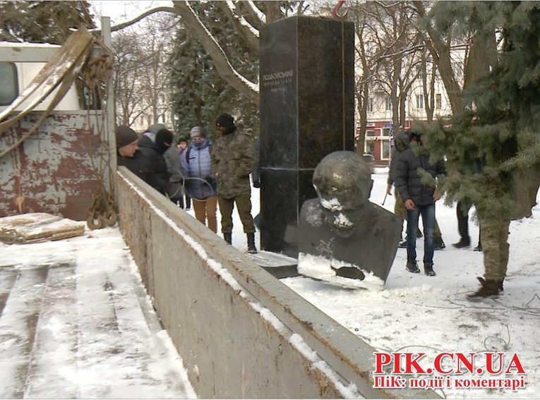 Снос бюстов советских деятелей в Чернигове