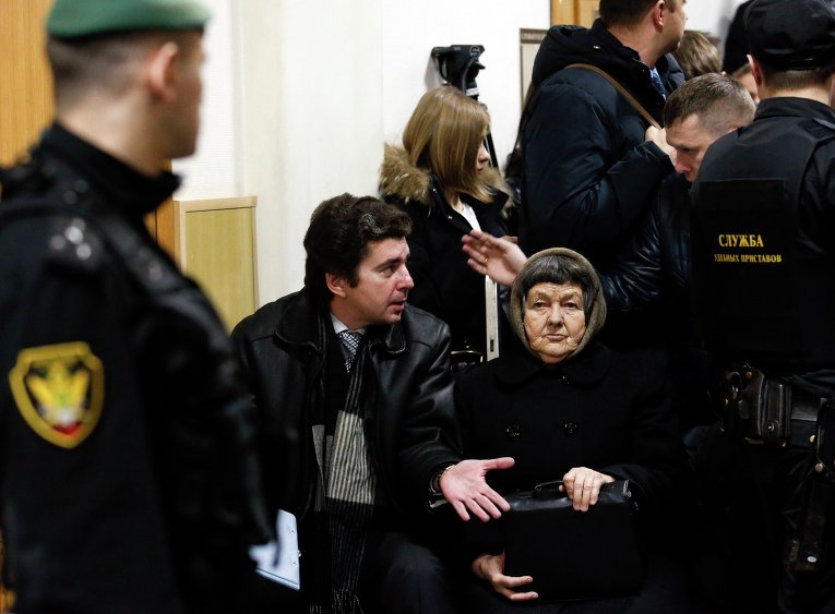 Украинский консул Геннадий Брескаленко в РФ и мать Надежды Савченко, Мария, на заседании суда