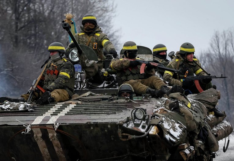 Украинские военные на бронетранспортере рядом с Дебальцево