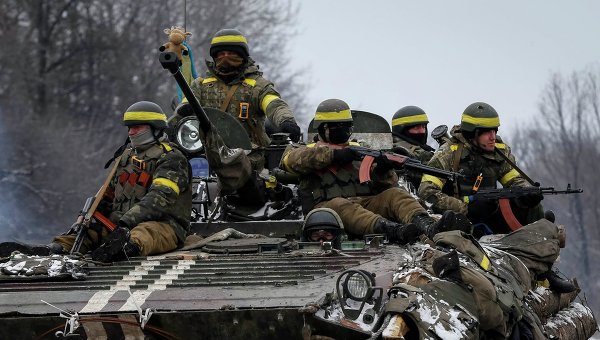Украинские военные на бронетранспортере рядом с Дебальцево
