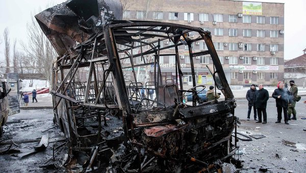 Сгоревший автомобиль на автовокзале в Донецке