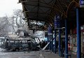 Разрушения на автобусной остановке в Донецке после обстрела