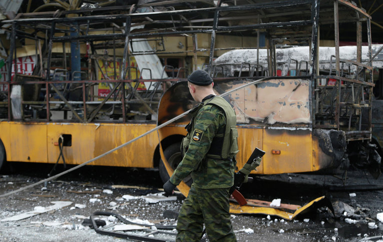 Ополченец на разрушенном автовокзале Донецка после обстрела