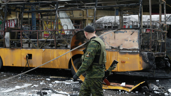 Ополченец на разрушенном автовокзале Донецка после обстрела
