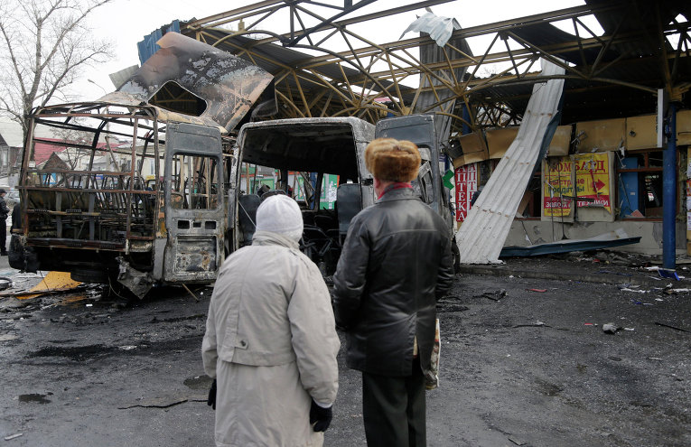 Местные жители на разрушенном автовокзале в Донецке после обстрела