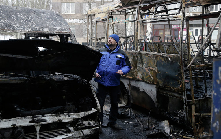 Представитель ОБСЕ на разрушенном вокзале в Донецке