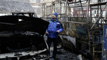 Представитель ОБСЕ на разрушенном вокзале в Донецке