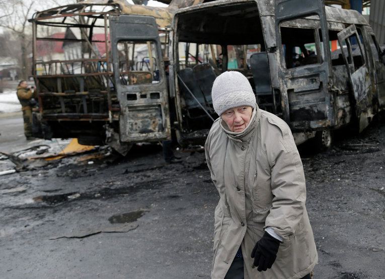 Местная жительница на разрушенном автовокзале в Донецке