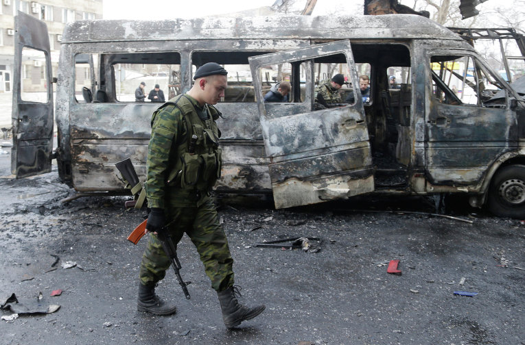 Ополченец на разрушенном автовокзале в Донецке