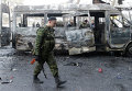 Ополченец на разрушенном автовокзале в Донецке