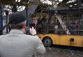 Местный житель фотографирует сгоревший автобус на автовокзале в Донецке