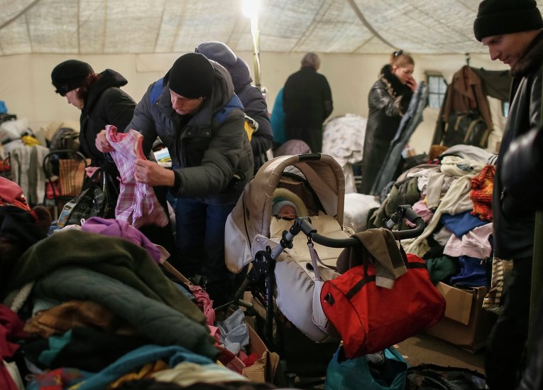Беженцы в волонтерском центре в Славянске
