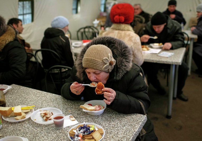 Беженцы получают бесплатную еду в волонтерском центре в Славянске