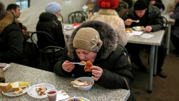 Беженцы получают бесплатную еду в волонтерском центре в Славянске. Архивное фото