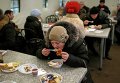 Беженцы получают бесплатную еду в волонтерском центре в Славянске. Архивное фото