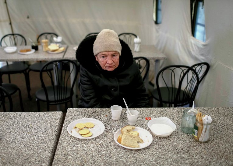 Беженцы получают бесплатную еду в волонтерском центре в Славянске