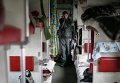 Беженец в вагоне поезда, где он сейчас живет, в Славянске
