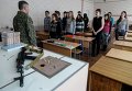 Учитель проводит урок военной подготовки в Славянске