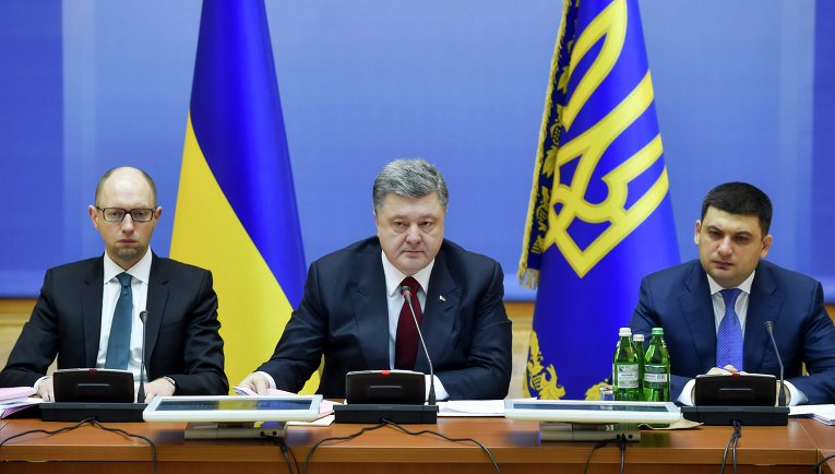 Премьер-министр Украины Арсений Яценюк, президент Украины Петр Порошенко и председатель Верховной рады Украины Владимир Гройсман (слева направо)
