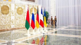 Флаги Белоруссии, России, Германии, Франции, и Украины в резиденции президента Белоруссии в Минске