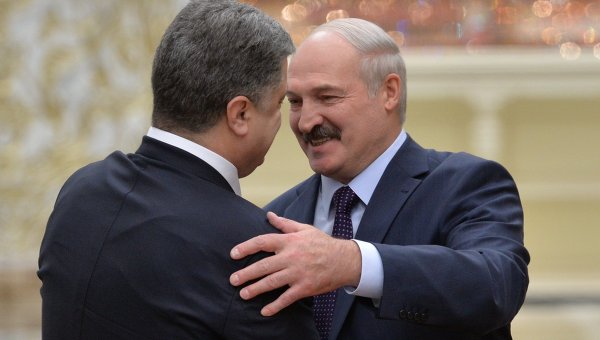 Президент Украины Петр Порошенко (слева) и президент Белоруссии Александр Лукашенко во время встречи во Дворце независимости в Минске