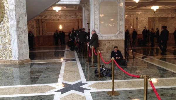 Журналисты в ожидании окончания переговоров в Минске
