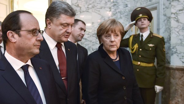Франсуа Олланд, Петр Порошенко и Ангела Меркель на переговорах в Минске. Архивное фото