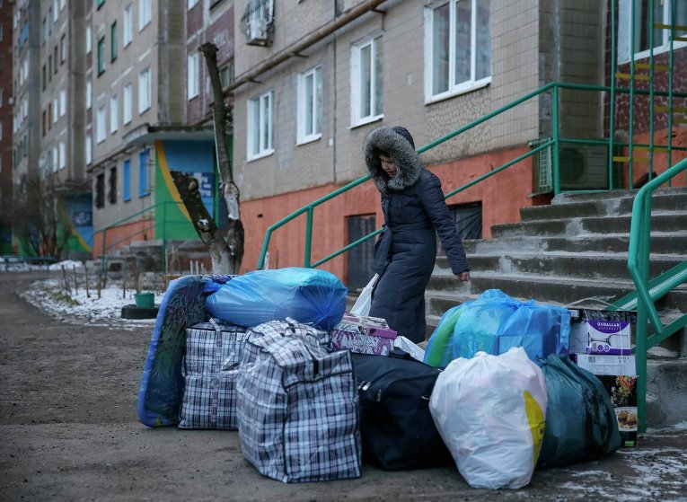 Местные жители покидают дом в Краматорске