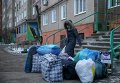 Местные жители покидают дом в Краматорске