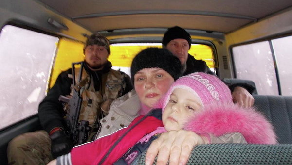 Украинские военные помогают вынужденным переселенцам