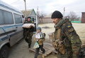 Украинские военные помогают вынужденным переселенцам