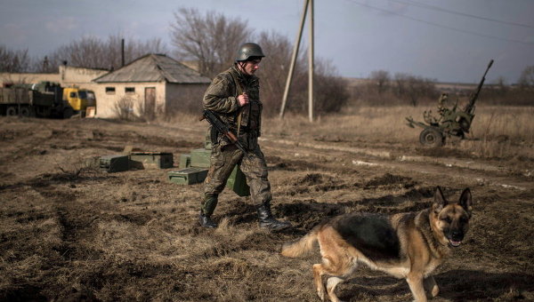Украинский солдат патрулирует территорию близ Дебальцево