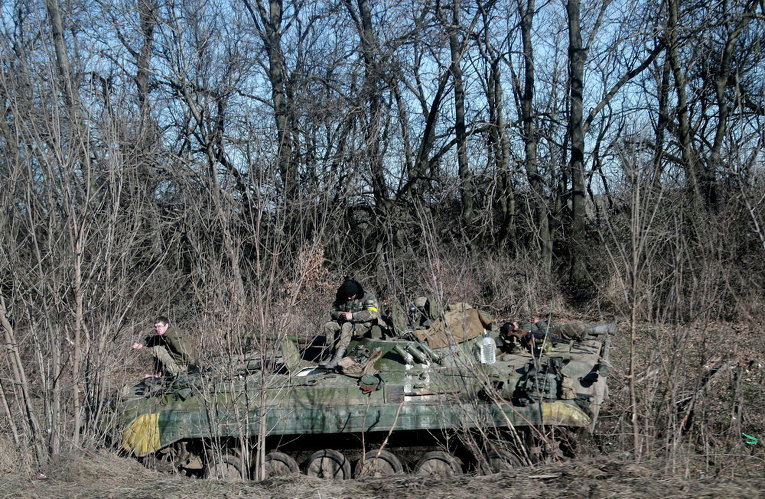 Украинские солдаты неподалеку от Дебальцево
