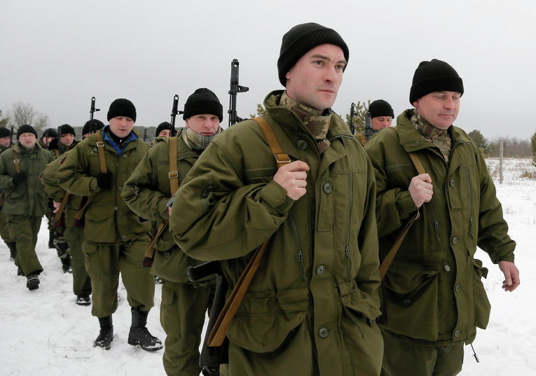 Недавно мобилизованные украинские солдаты на военных учениях на базе Десна близ Киева