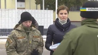 Марина Порошенко передала теплые вещи и буржуйки мобилизованным бойцам ВСУ. Видео