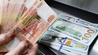 Доллары США и рубли в кассе. Архивное фото