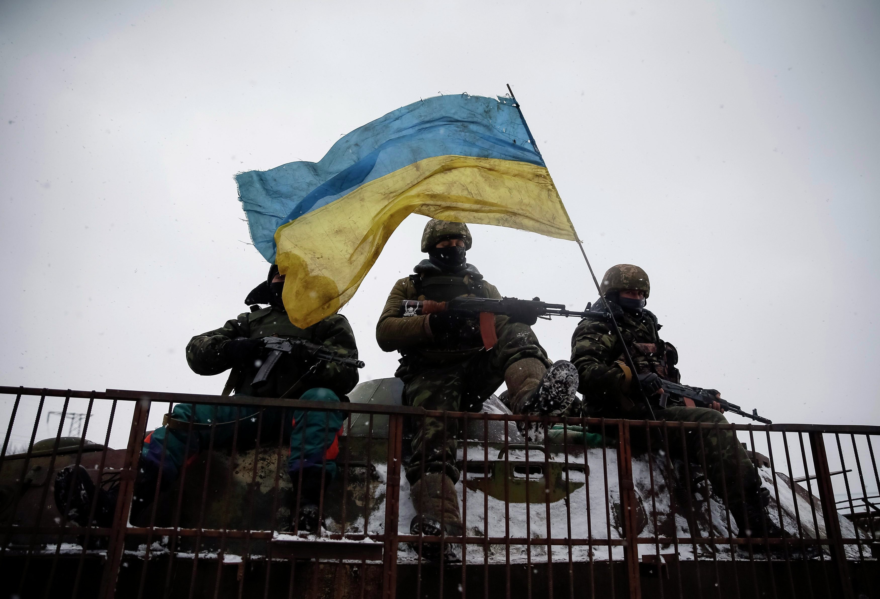 Новости нападение украиной. Украинские военные с флагом. ВСУ на Донбассе. Флаг ВСУ.
