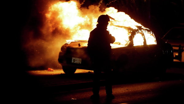 Поджог автомобиля в Фергюсоне, США. Архивное фото