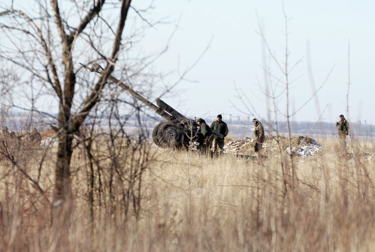 Украинские военные в 20 км к северу от Дебальцево. 17 февраля 2015 года